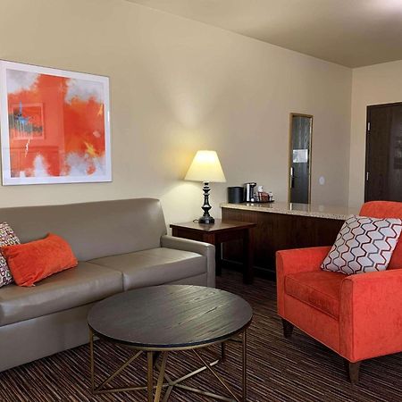 Radisson Hotel River Falls Bagian luar foto