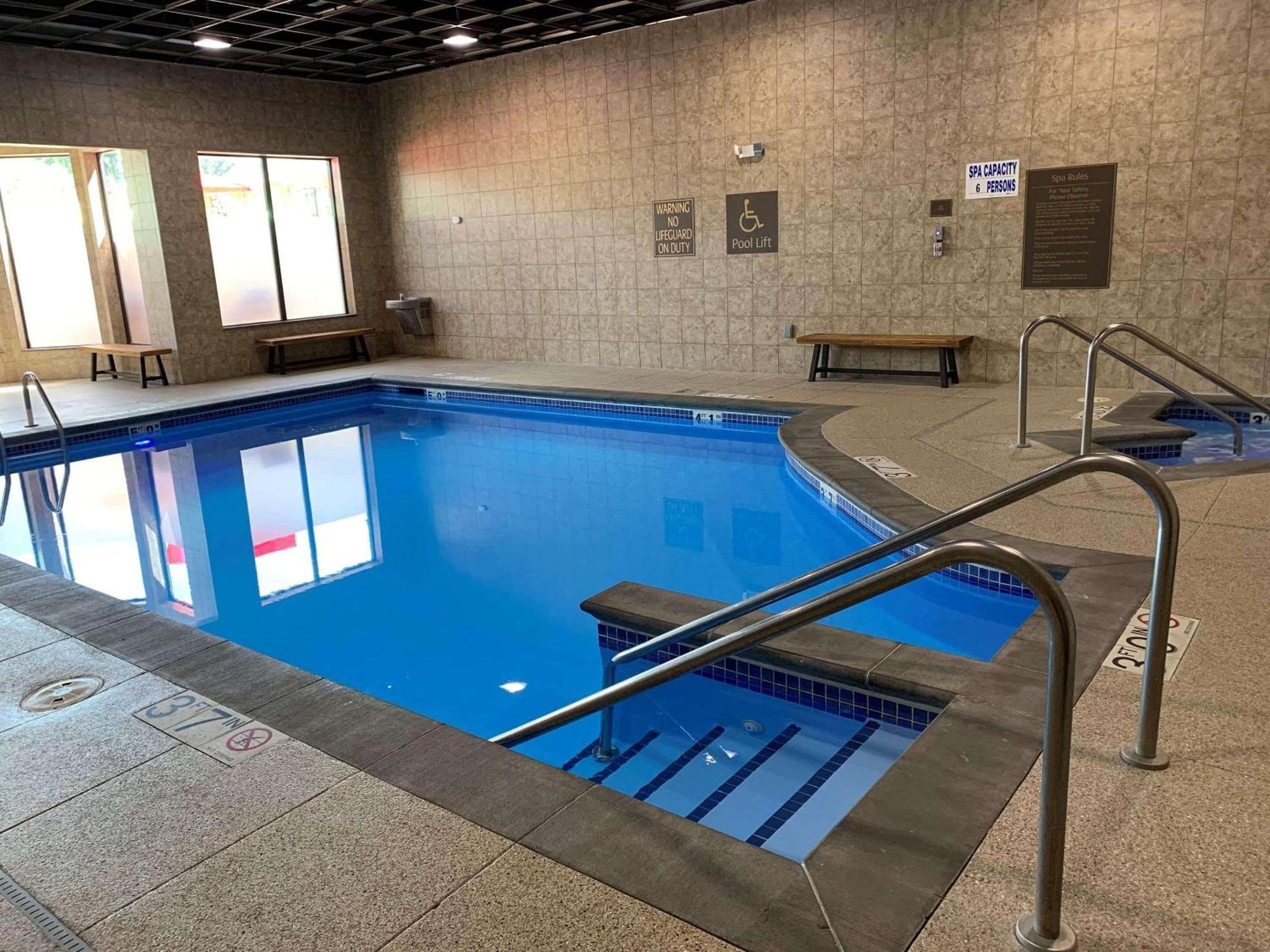 Radisson Hotel River Falls Bagian luar foto