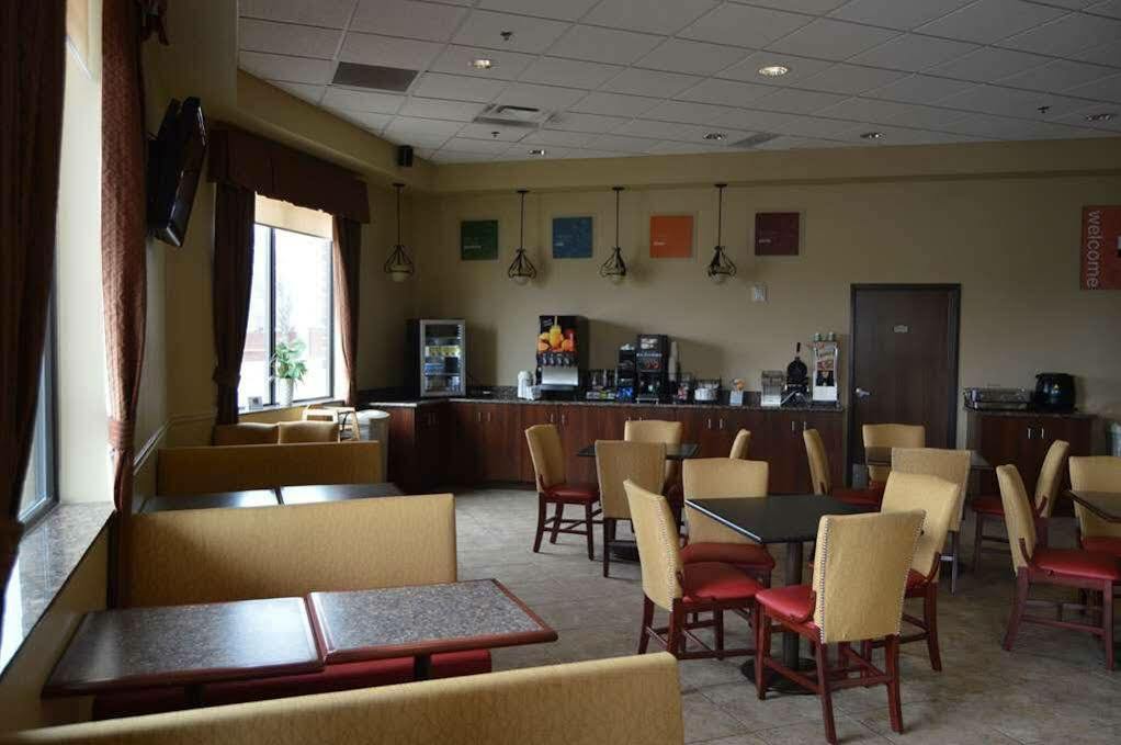 Radisson Hotel River Falls Bagian luar foto